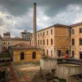 Una suggestiva foto mostra anche il cortile interno del fabbricato con l�antica vasca di lavaggio del tabacco e l�alta ciminiera in pietra di 36 metri che convogliava i fumi delle lavorazioni